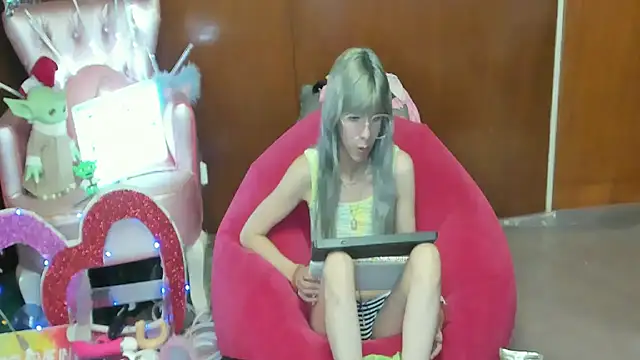 Snapshot of Skinygirl chatting on May 2026 11:12:02 PM Skinygirl online show from May 2026 11:12:02 PM