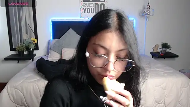 vaness weet online show from March 2025 08:20:02 PM