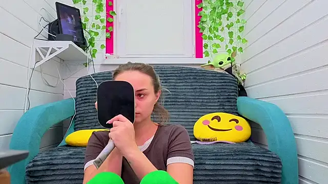 Misss Vikk online show from December 2025 07:35:01 AM