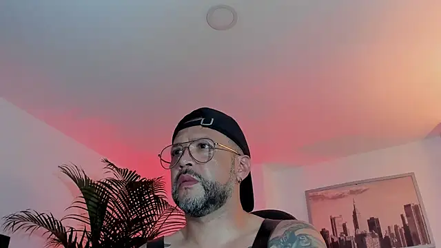 Snapshot of MrFrank_tattoo chatting on December 2024 01:36:02 AM MrFrank tattoo online show from December 2024 01:36:02 AM