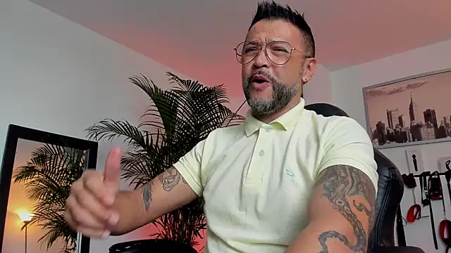 Snapshot of MrFrank_tattoo chatting on December 2024 06:35:02 PM MrFrank tattoo online show from December 2024 06:35:02 PM