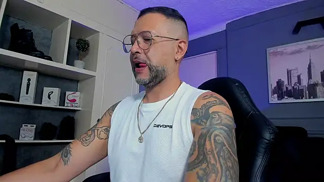 Snapshot of MrFrank_tattoo chatting on October 2025 05:22:02 PM MrFrank tattoo online show from October 2025 05:22:02 PM