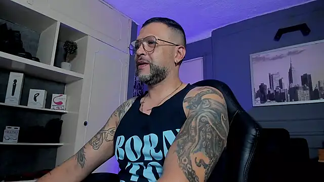 Snapshot of MrFrank_tattoo chatting on October 2025 11:58:01 PM MrFrank tattoo online show from October 2025 11:58:01 PM