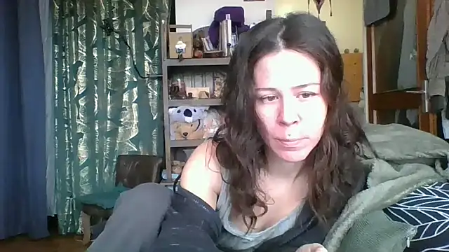 Snapshot of SuzieWanKenobi chatting on December 2024 12:12:02 PM SuzieWanKenobi online show from December 2024 12:12:02 PM
