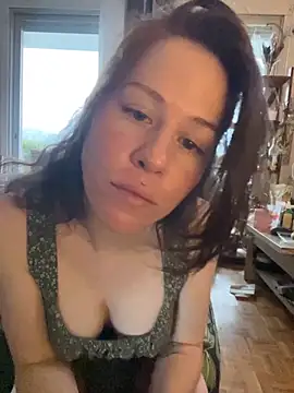 Snapshot of SuzieWanKenobi chatting on September 2025 03:13:02 PM SuzieWanKenobi online show from September 2025 03:13:02 PM