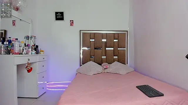 kendall-ewers online show from November 2025 11:19:02 PM