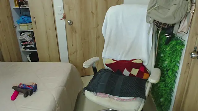 Snapshot of Neerea chatting on October 2025 12:36:01 AM Neerea online show from October 2025 12:36:01 AM