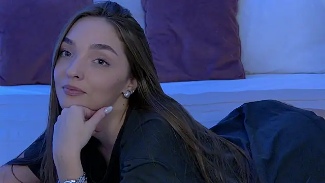 VirginieCruz online show from December 2024 01:37:02 AM