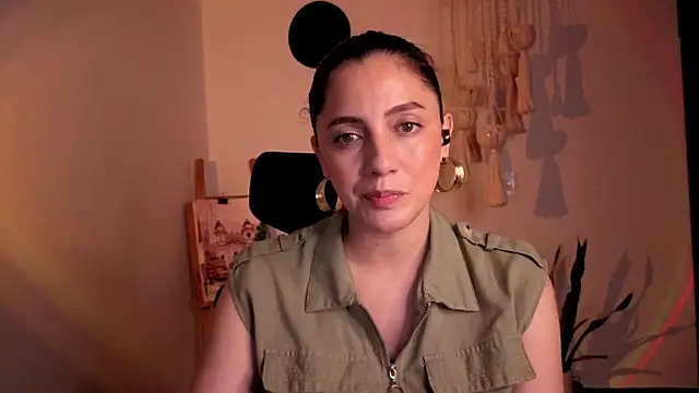 Snapshot of Mala_Bad chatting on December 2025 04:02:02 PM Mala Bad online show from December 2025 04:02:02 PM