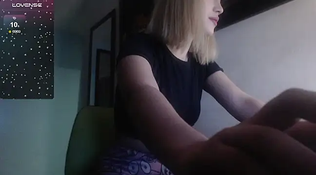 Snapshot of Sophi-tayson chatting on December 2024 01:19:01 AM Sophi-tayson online show from December 2024 01:19:01 AM