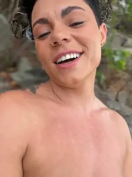 Snapshot of LukeLouHarvey chatting on September 2025 03:23:02 AM LukeLouHarvey online show from September 2025 03:23:02 AM