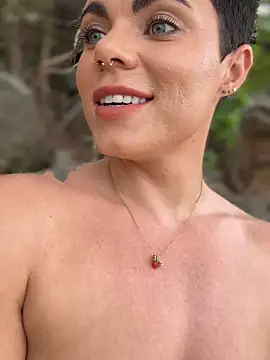 Snapshot of LukeLouHarvey chatting on October 2025 05:17:02 AM LukeLouHarvey online show from October 2025 05:17:02 AM