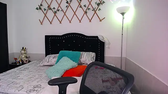 naughty girl 4u online show from December 2025 05:06:02 PM