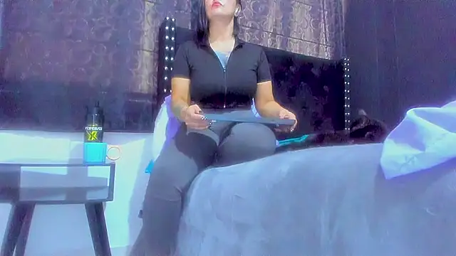 amareto queen online show from October 2025 07:14:01 PM