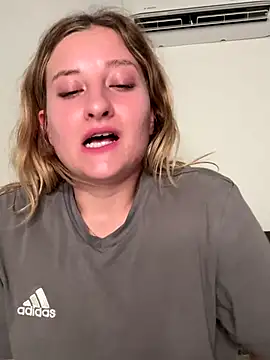 Snapshot of MileySummer chatting on December 2024 04:29:02 PM MileySummer online show from December 2024 04:29:02 PM