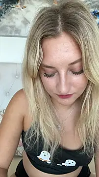 Snapshot of MileySummer chatting on October 2025 07:36:02 AM MileySummer online show from October 2025 07:36:02 AM