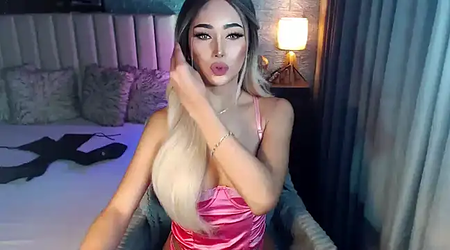 Snapshot of Miss_Amandaversace chatting on December 2024 12:55:02 AM Miss Amandaversace online show from December 2024 12:55:02 AM