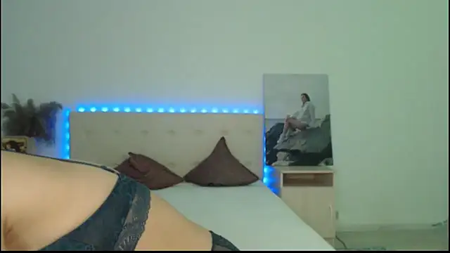 Snapshot of RoxannePure chatting on October 2025 03:37:01 AM RoxannePure online show from October 2025 03:37:01 AM