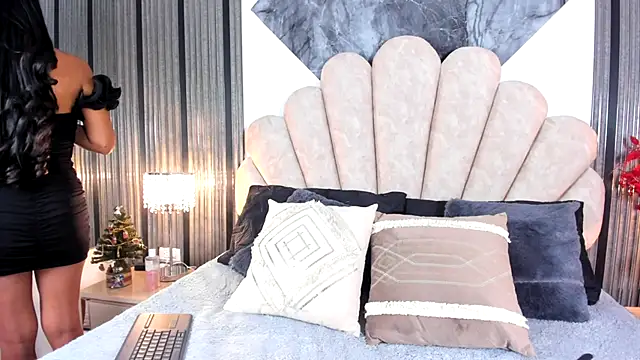 Naughty  Mom online show from December 2025 12:10:01 PM