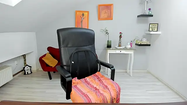 LollaGirl online show from October 2025 04:27:01 AM