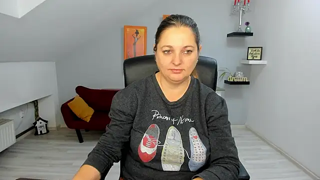 LollaGirl online show from November 2025 04:15:02 AM