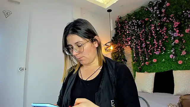 SarahDeyvis online show from November 2025 06:30:02 PM