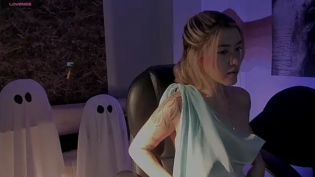 EveBensonX online show from October 2025 01:23:02 PM