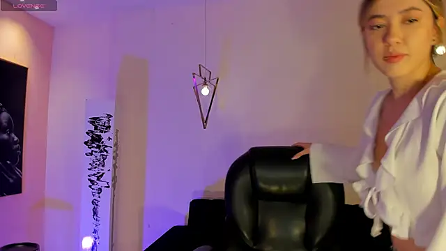 EveBensonX online show from January 2026 07:19:01 PM