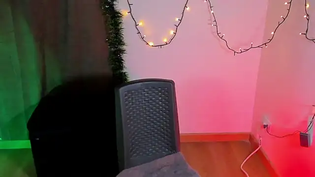 Snapshot of NanaRott chatting on December 2025 07:55:01 PM NanaRott online show from December 2025 07:55:01 PM