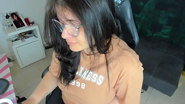 Snapshot of BellaFlaming chatting on January 2025 11:48:02 AM BellaFlaming online show from January 2025 11:48:02 AM