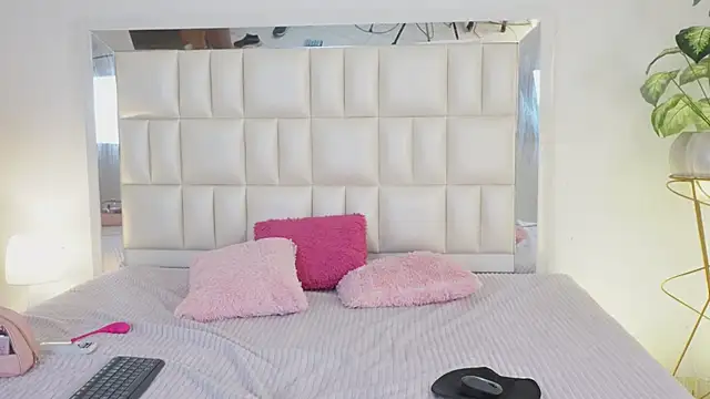 Anais aradia online show from March 2025 07:51:02 AM