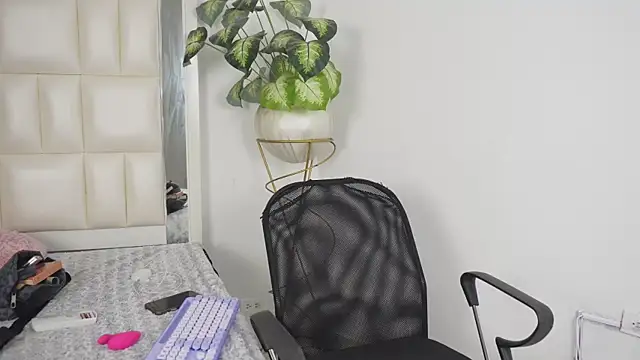 Anais aradia online show from September 2025 04:49:01 AM