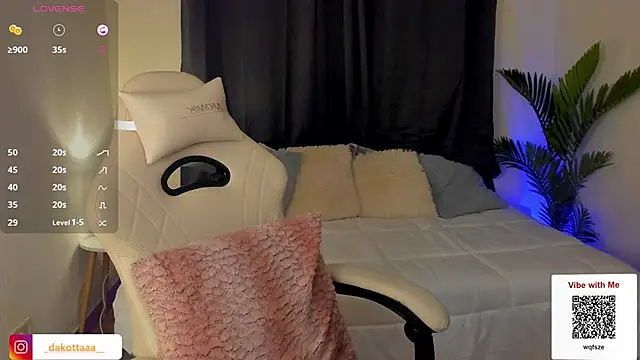 Snapshot of dakottaa_ chatting on December 2024 10:57:02 PM dakottaa online show from December 2024 10:57:02 PM