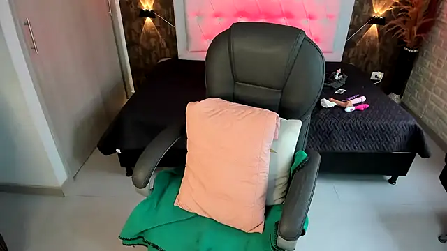 kitty  horny online show from February 2025 01:54:01 PM