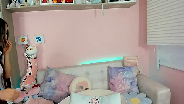 tinysara online show from November 2025 04:19:01 PM