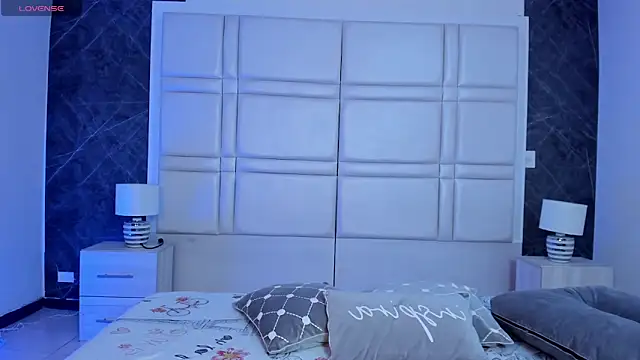 charlottewhitte online show from April 2026 12:10:01 PM