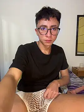 Snapshot of CamiRojas_boy chatting on June 2026 03:50:02 AM CamiRojas boy online show from June 2026 03:50:02 AM