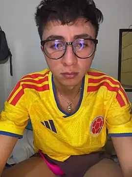 Snapshot of CamiRojas_boy chatting on June 2026 05:17:02 AM CamiRojas boy online show from June 2026 05:17:02 AM