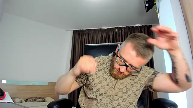 Snapshot of Findom_guy chatting on June 2026 04:22:02 PM Findom guy online show from June 2026 04:22:02 PM