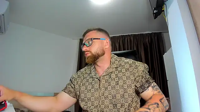 Snapshot of Findom_guy chatting on June 2026 05:21:02 PM Findom guy online show from June 2026 05:21:02 PM
