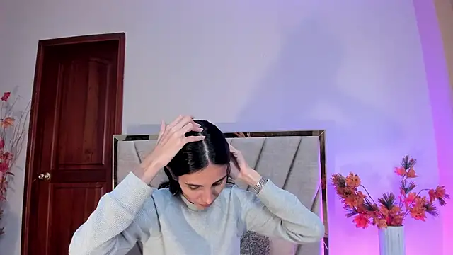 Nina Cavaali online show from November 2025 06:18:02 PM