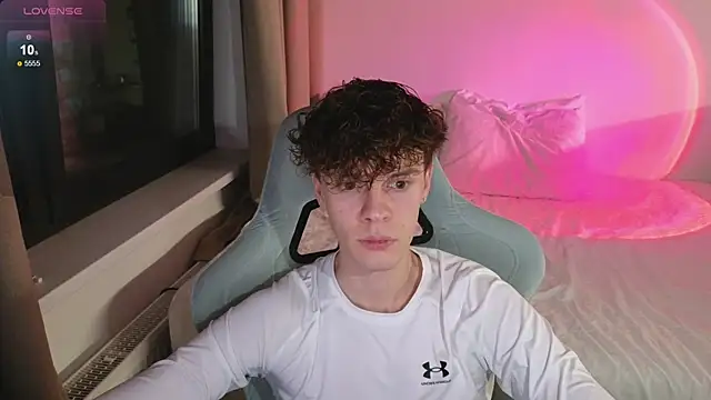 Snapshot of cute_thomas chatting on May 2026 06:57:02 PM cute thomas online show from May 2026 06:57:02 PM