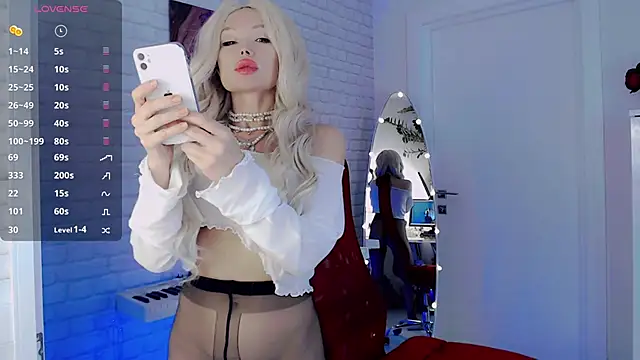 Snapshot of WhiteBunny chatting on January 2025 08:04:02 AM WhiteBunny online show from January 2025 08:04:02 AM