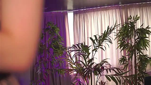 HotSkinnyX online show from November 2025 09:40:01 AM