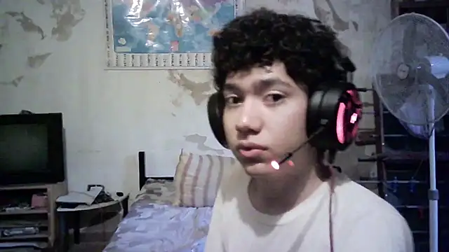 Snapshot of Emv2 chatting on December 2025 10:04:02 PM Emv2 online show from December 2025 10:04:02 PM