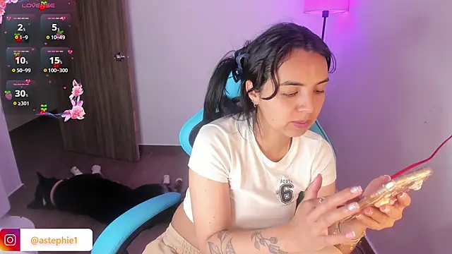 Miss Nicole online show from November 2025 06:53:02 PM