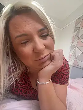 Snapshot of Bustyblondebabe32 chatting on April 2026 09:32:02 AM Bustyblondebabe32 online show from April 2026 09:32:02 AM