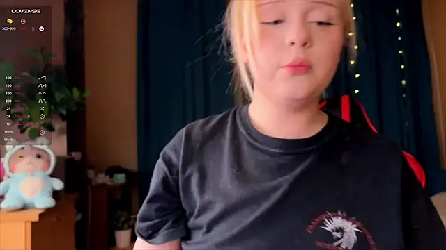 Snapshot of LisaLaas chatting on October 2025 07:00:01 PM LisaLaas online show from October 2025 07:00:01 PM