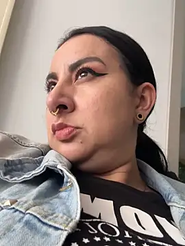 Abril Luv online show from February 2026 01:27:02 PM