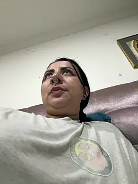 Abril Luv online show from June 2026 01:18:01 AM